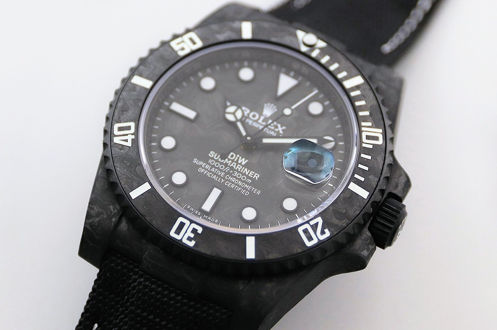 DIW-Submariner-All-Carbon-Black-3-1.jpg