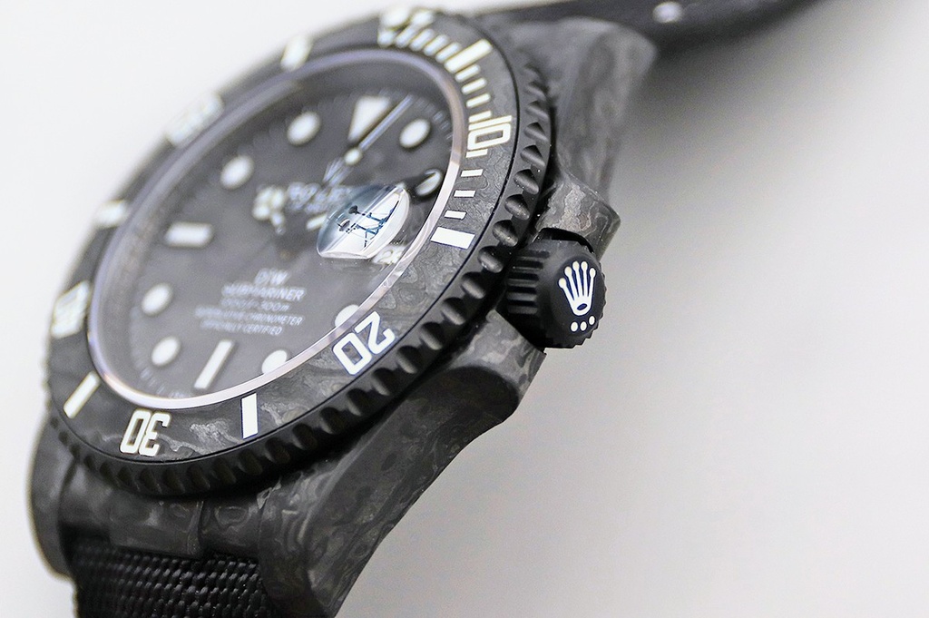 DIW-Submariner-All-Carbon-Black-4-1.jpg