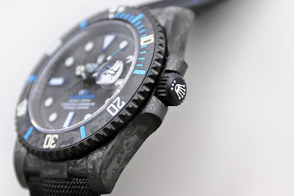 DIW-Submariner-Carbon-Blue-4.jpg